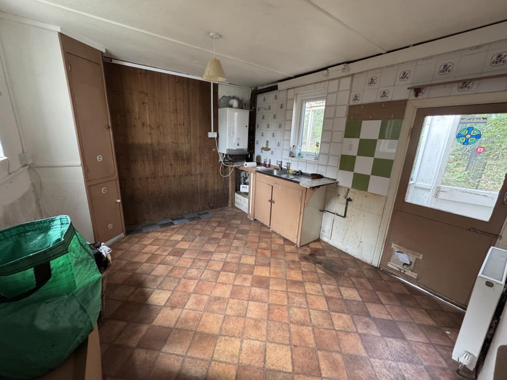 Lot: 166 - END-TERRACE HOUSE FOR IMPROVEMENT - Kitchen